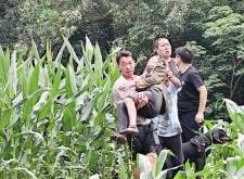 世界杯外围入口 -水潭边找到老人 警犬“闺秀”又立功