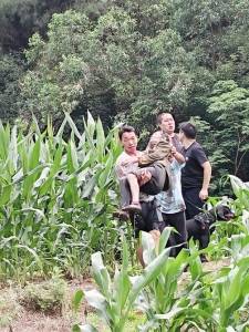 水潭边找到老人 警犬“闺秀”又立功